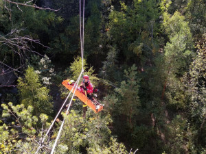 Snímek z 24 hodinového výcviku hasičů v Klokočských skalách.