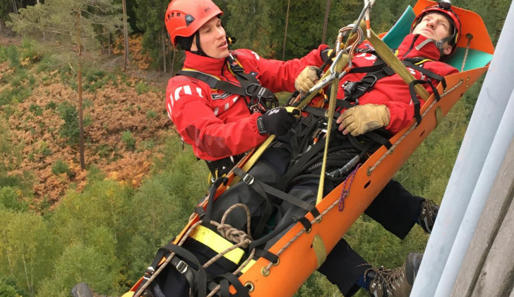Snímek z 24 hodinového výcviku hasičů v Klokočských skalách.