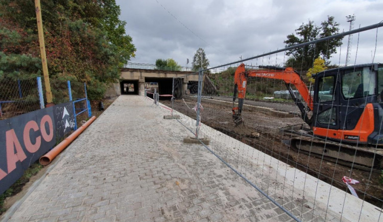 Do Nádražní by se ještě před zimou měl vrátit asfalt i zeleň. Práce ale může hodně ovlivnit počasí