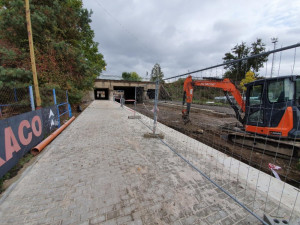 Do Nádražní by se ještě před zimou měl vrátit asfalt i zeleň. Práce ale může hodně ovlivnit počasí