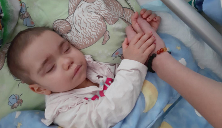 Tříletá Samantha potřebuje dárce kostní dřeně.