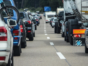 Na průtahu Libercem se ve směru od Turnova tvoří kolony. Dopravu komplikují nehody