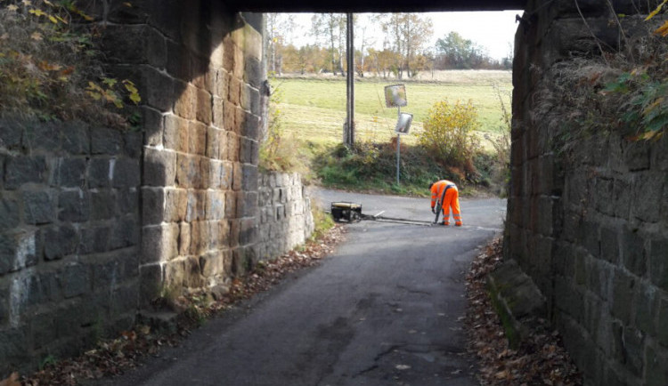 Zítra neprojede většina aut pod železničním viaduktem v Oldřichově směrem na Pily