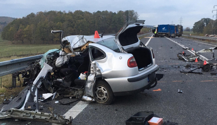 Páteční nehoda si vyžádala tři životy.