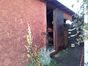 FOTO: V Oldřichově hořela kůlna, místní zvládli požár lokalizovat ještě před příjezdem hasičů