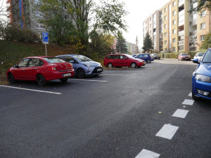 V Jiráskově ulici přibyla parkovací místa, nový je i povrch