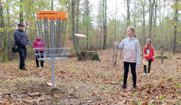 Ve Frýdlantu otevřeli discgolfové hřiště.