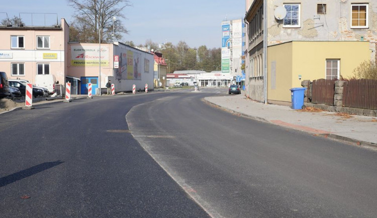 Na Horákovce se po pár dnech obejvila díra v silnici.