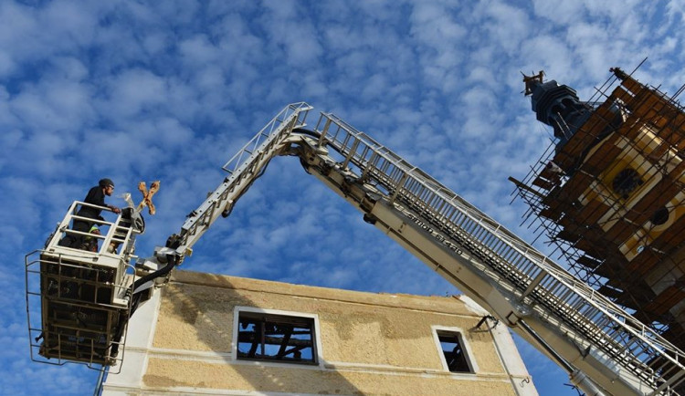 Kříž se vrátil na kostel.