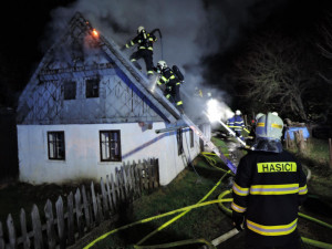 FOTO: Včera zasahovali hasiči u požáru chalupy. S ohněm bojovali skoro dvě hodiny