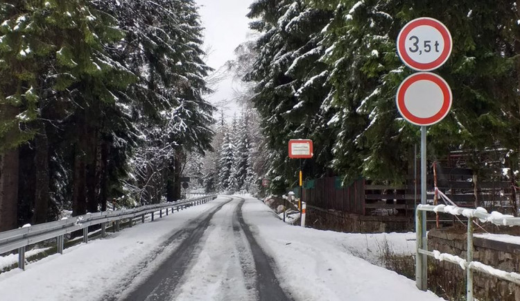 Silničáři uzavřeli kvůli sněhu silnici 290 kolem přehrady Souš v Jizerkách
