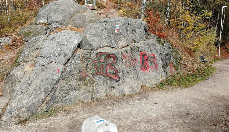 Takto neznámý vandal poničil skály u jablonecké přehrady.