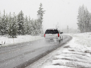 Sníh sice už nepadá, na silnicích ale stále buďte opatrní