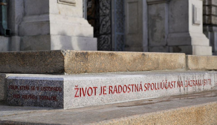 Nový schod u vchodu do radnice s citátem Václava Havla.