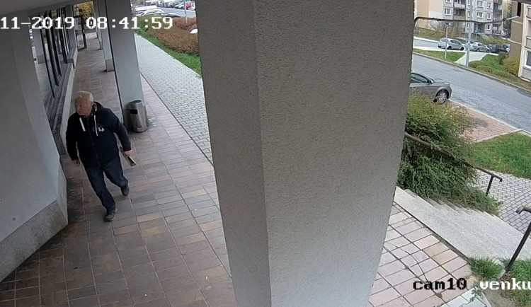 Tajemný dopis plný výhrůžek. Policie se obrací na veřejnost. Nepoznáte muže na fotce?