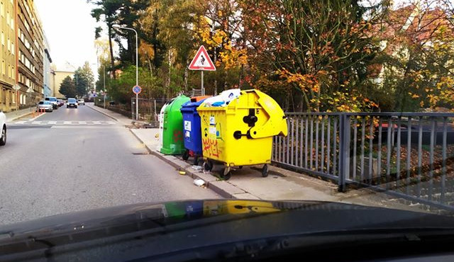 Kontejnery na chodníku? Podle města jde o dočasné řešení