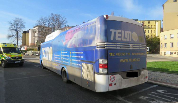Autobus mělo ohrozit červené auto, zranila se cestující. Hledají se svědci
