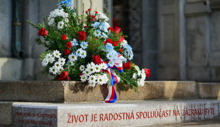 Nový pomník na schodišti liberecké radnice.