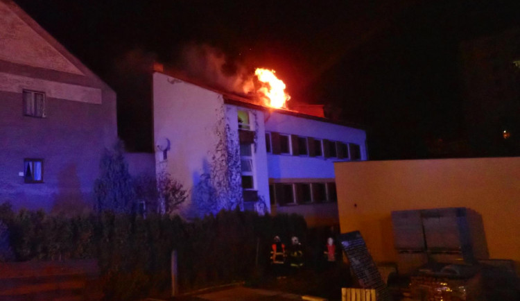 Požár v činžovním domě v Železném Brodě.