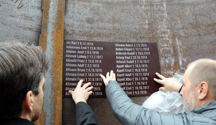 Památník na místě bývalé skládky.