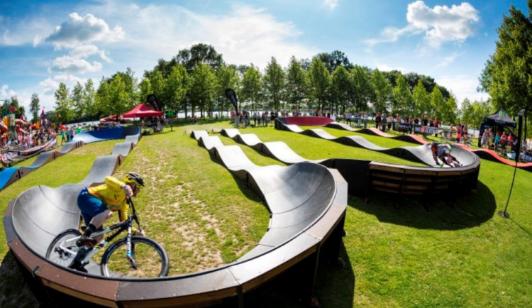 Turnov shání prostředky na výstavbu pumptrackové dráhy.  Můžete si koupit třeba zatáčku