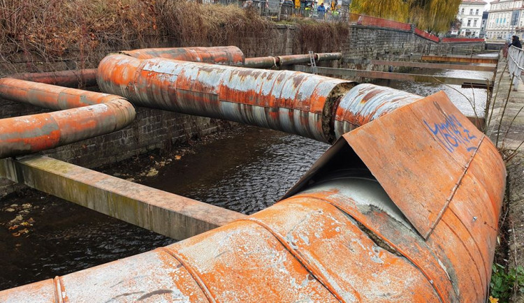 Parovody mizí z koryta řeky.