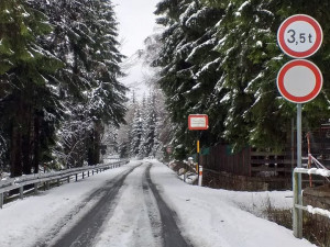 Předpověď hlásí ochlazení, v pátek o půlnoci se na zimu uzavře silnice přes Souš
