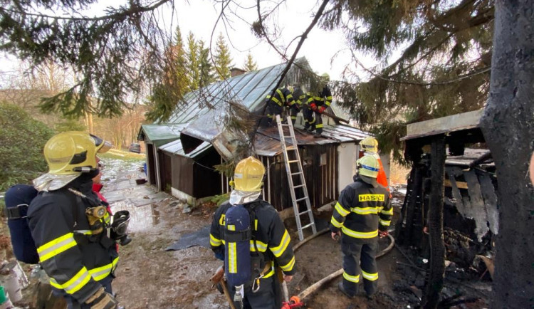 Požár zasáhl i dům.