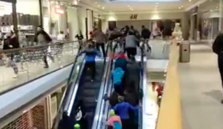 Šílenství v Jablonci. Lidé vzali útokem obchod s mobily