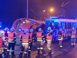 FOTO: V Hanychově se srazily tramvaje, jedna se převrátila