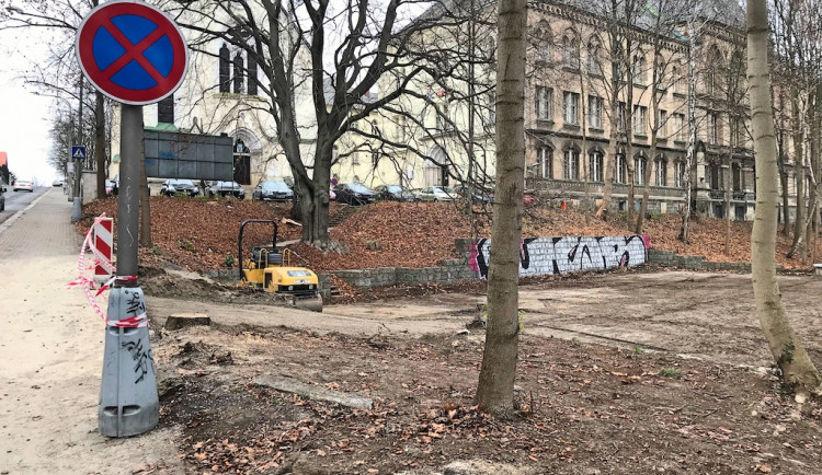 Zanedbaná plocha bude sloužit k parkování