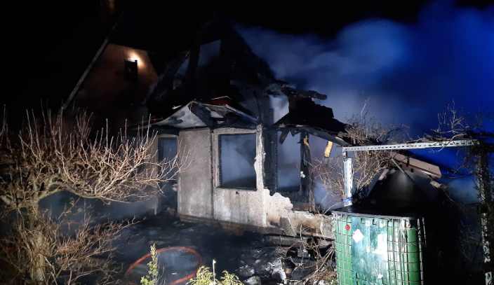 Při požáru chaty v Machníně zemřel muž, žena je s popáleninami v nemocnici