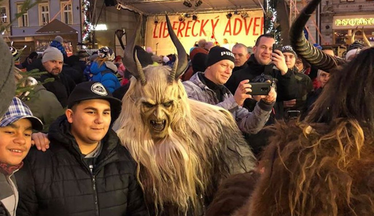 Krampus čerti před radnicí.