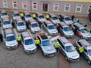 Policisté z Libereckého kraje dostali dvacítku nových služebáků. Kromě octávií využijí i třílitrové BMW