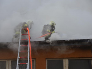 FOTO: V České Lípě hořela ubytovna. Na místě zasahovalo deset jednotek hasičů