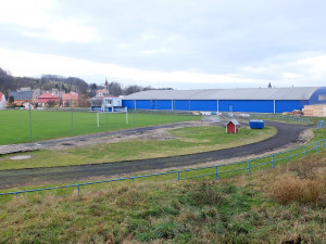 Fotbalové hřiště za zimákem ve Frýdlantu se promění v moderní atletický stadion