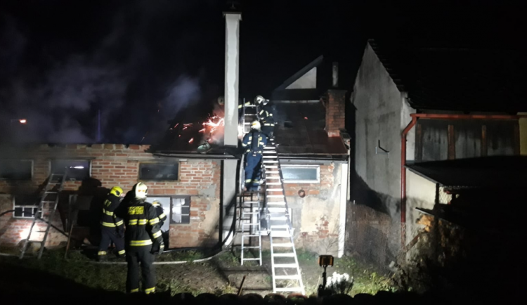 Včera večer zasahovali hasiči při požáru přístřešku v Tanvaldě