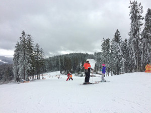 V kraji si první nadšenci užili o víkendu lyžovačku. A sezonu zahájily i první skiareály