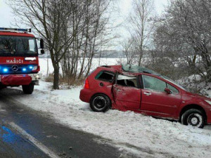 Pondělní ráno se neobešlo bez nehod. V Liberci se srazilo auto s chodcem, u Chrastavy skončil vůz v příkopu