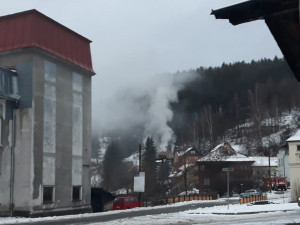 FOTO: Šest jednotek hasičů zasahovalo u požáru chalupy v Desné