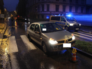 Vážná nehoda na přechodu v Jablonci. Sražená žena utrpěla těžká zranění