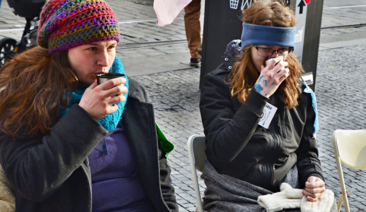 Skupina osob v těchto dnech sedává na ulici před obchodním centrem Nový Smíchov na pražském Andělu a drží hladovku za klima.