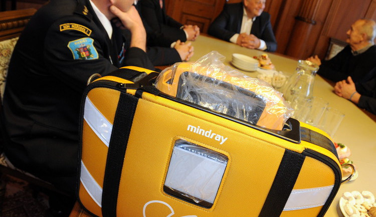 Dobrovolní hasiči při fotbale zachránili hráče, který zkolaboval. Bez jejich pomoci by zřejmě neměl šanci