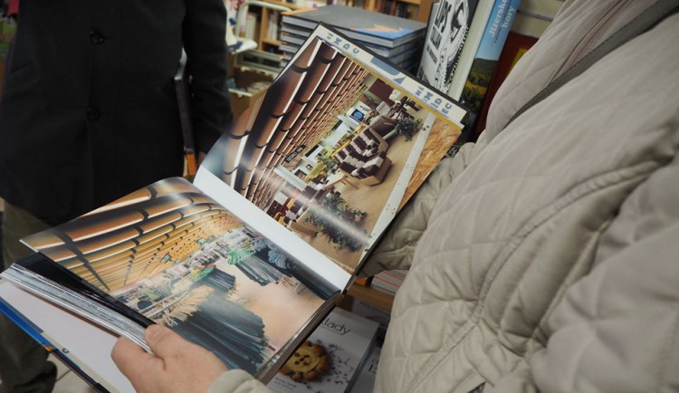 Darujte blízkým pod stromeček knihu