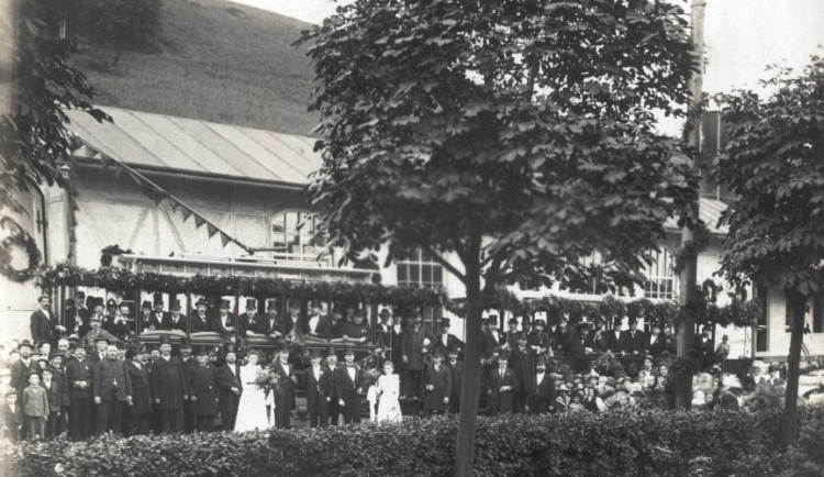 V roce 1900 začala jezdit v Jablonci první tramvaj