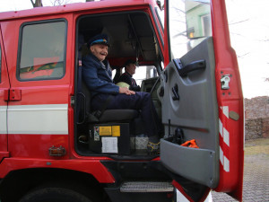 FOTO: Miroslav toužil po projížďce hasičským autem. Hasiči mu životní přání splnili