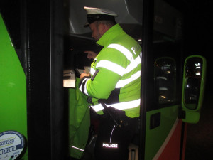 Policisté a celníci si posvítili na autobusy.