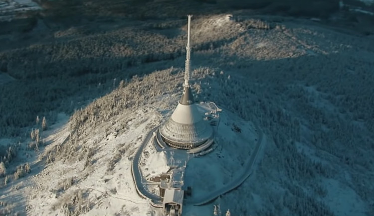 Takhle pěkně je Ještěd zachycený v klipu od Tata Bojs