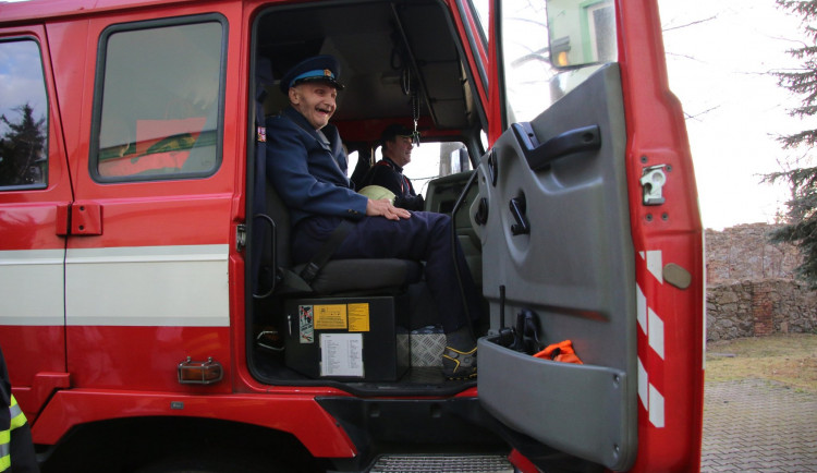 Hasiči splnili přání panu Miroslavovi.