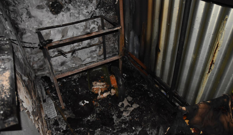 Na balkoně paneláku vzplála svíčka, evakuováno bylo celkem sedm osob